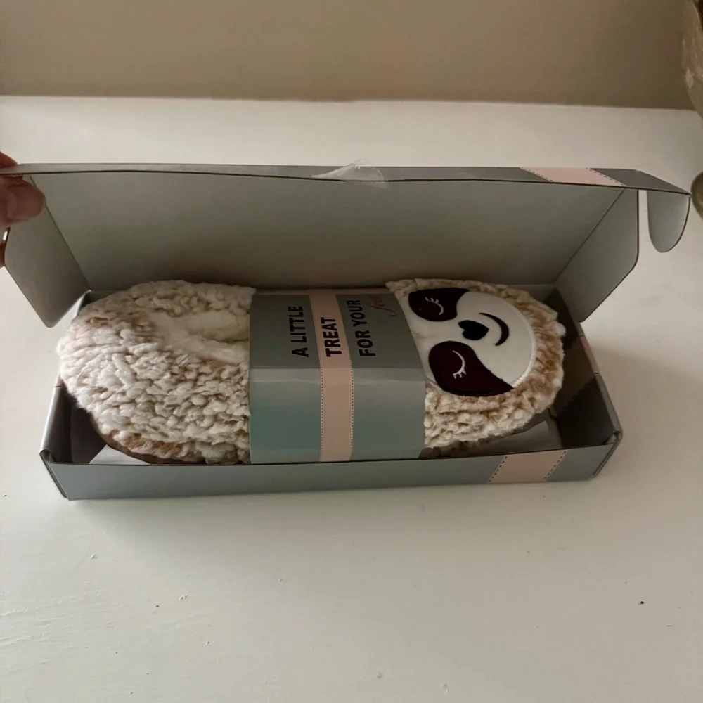 NWT Cosyone1997 Sloth Slippers (Big Kid Size 4-6)